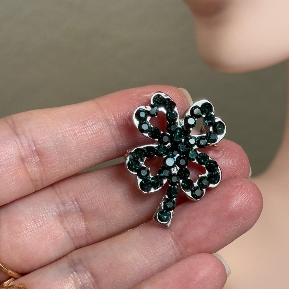 🍀 Elegant Green Clover Brooch - Picture 3 of 5